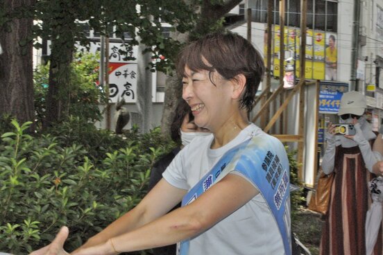 有権者と握手する山尾氏