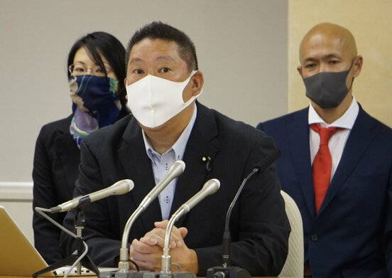 会見した立花党首(中央)