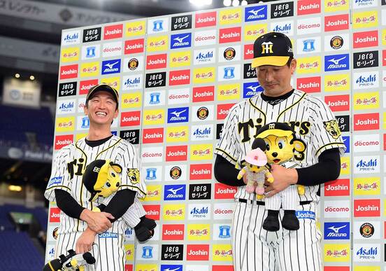  ダンマリを決め込む岩崎（右）。近本は大笑いだ（代表撮影）