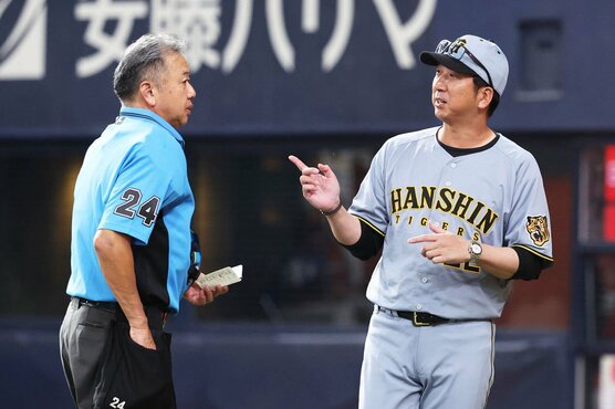 継投で連敗ストップに成功した阪神・藤川監督(右)