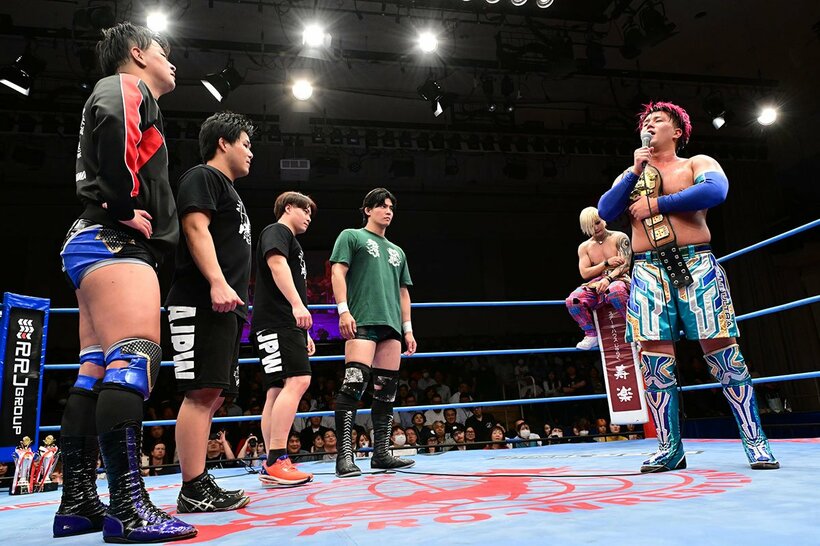 アジアタッグ王座を獲得した青柳亮生（右）、ライジングＨＡＹＡＴＯ（右奥）に挑戦表明する青柳優馬（左）、安齊勇馬（左から４人目）