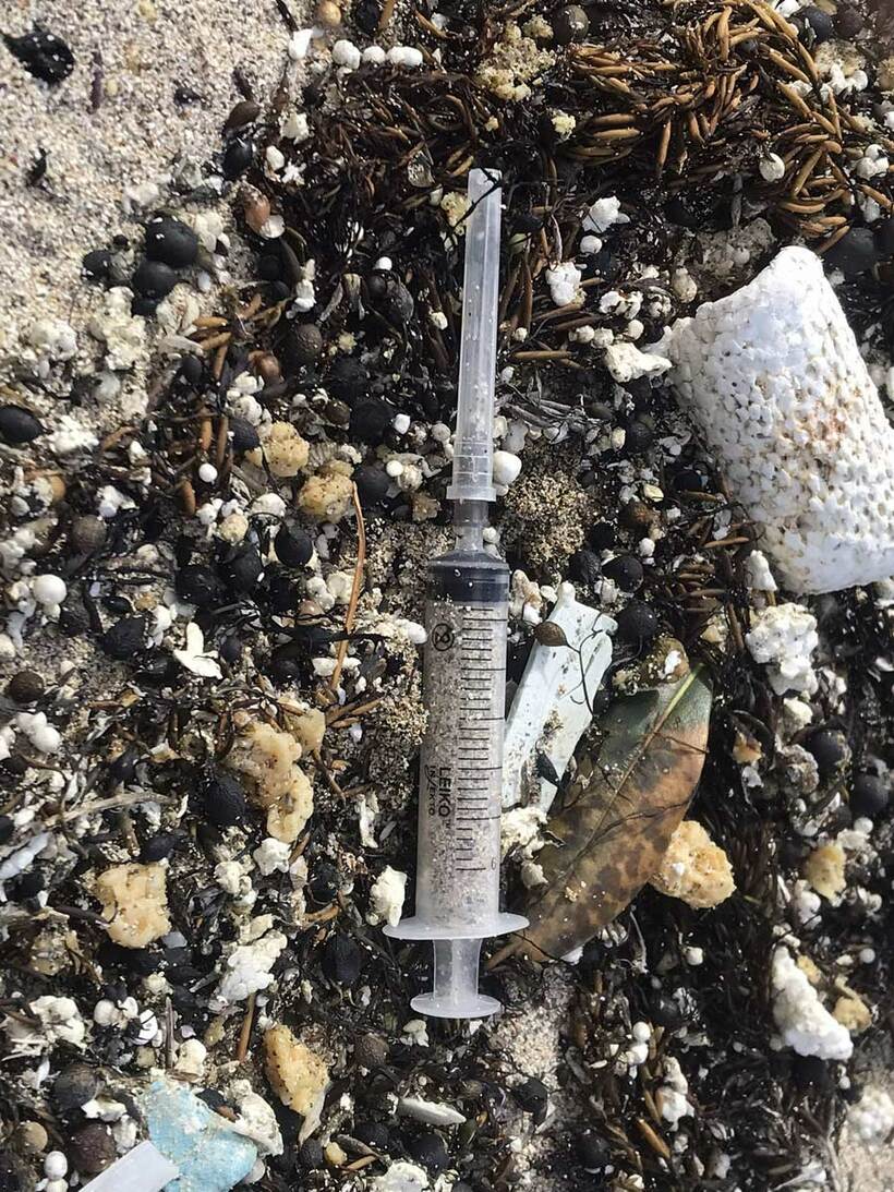 島根県松江市の海岸に漂着した注射器(提供写真）