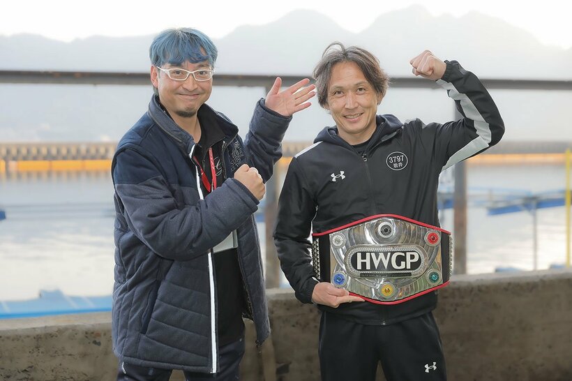 宮崎記者とヘビー級チャンピオンベルトを巻く岩井繁選手