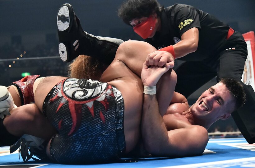  ザック(右)の関節地獄にハマった内藤