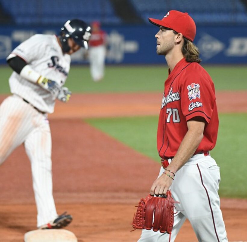  村上にサヨナラ満塁弾を浴びぼうぜんと引き上げるスコット