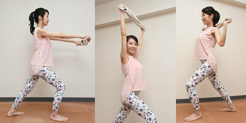  （写真左から）まずは手を前に…お次は頭の上に…今度は頭の後ろ側へ