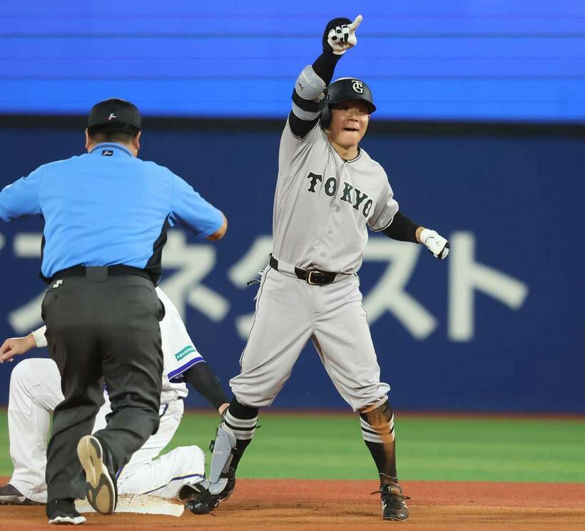 ８回、一時同点となる適時二塁打を放った佐々木俊輔