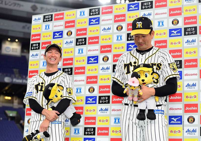  ダンマリを決め込む岩崎（右）。近本は大笑いだ（代表撮影）