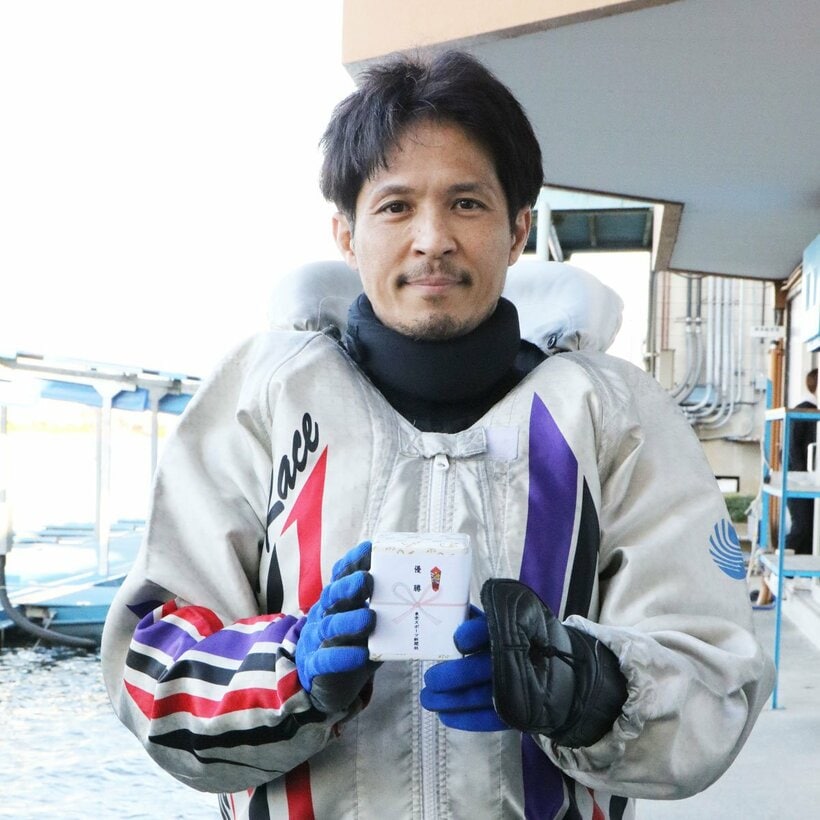 副賞を手に、充実した表情の須藤博倫