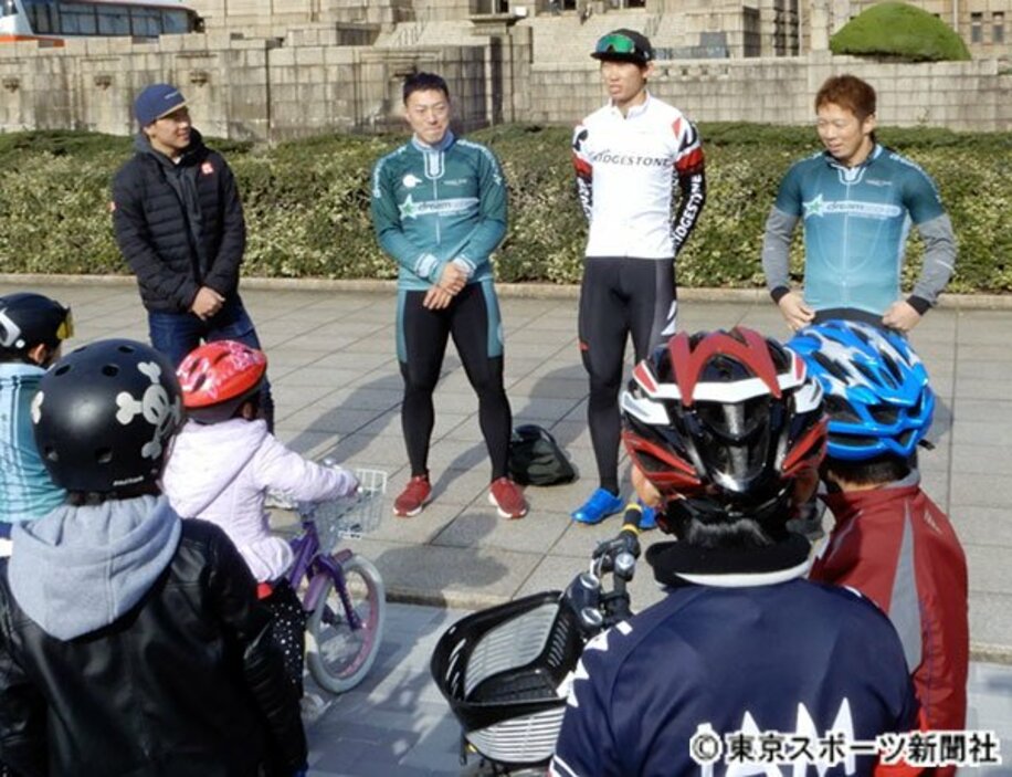  自転車教室を開いた（左から）長迫吉拓、新田祐大、沢田桂太郎、深谷知広