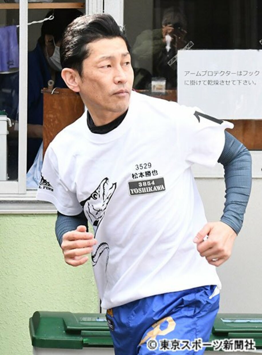  故松本勝也さんの名前入りシャツを着用してレースに臨む吉川