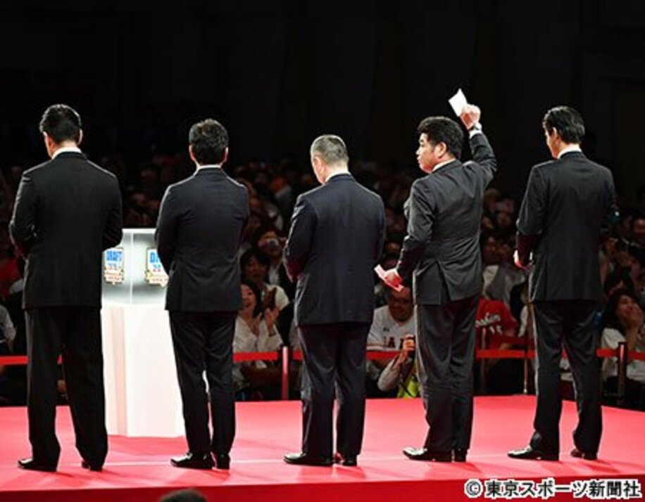 ５球団が競合した田中正義の交渉権のクジを引き当てた工藤公康監督（右から２番目）