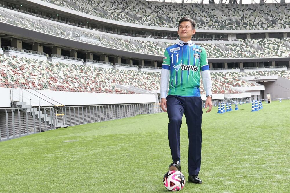 国立競技場のピッチに立ったカズ