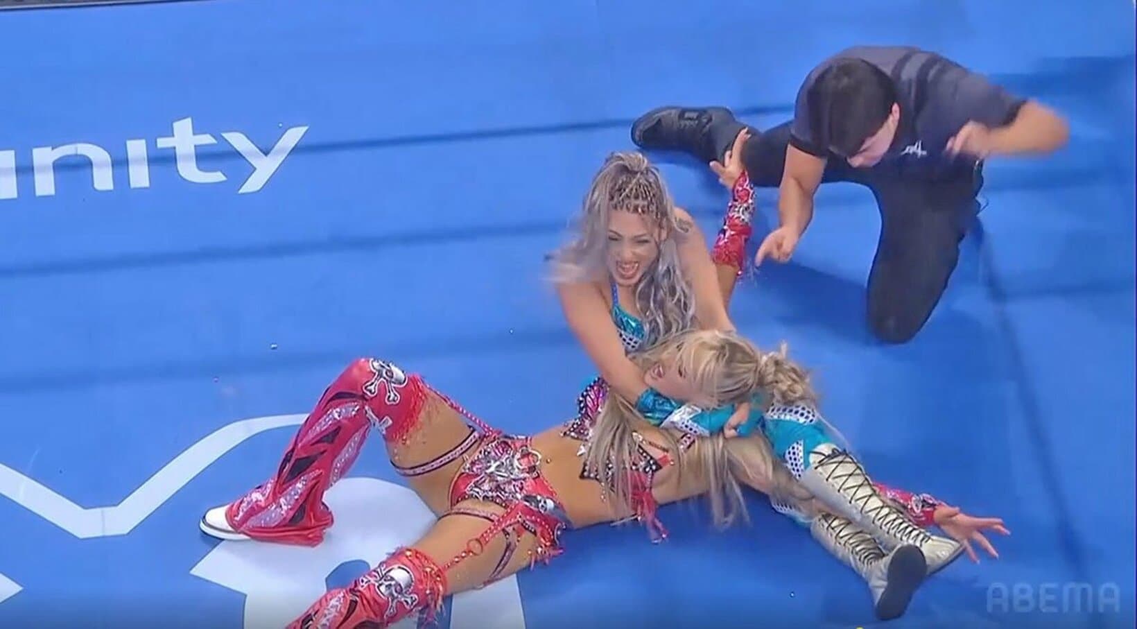 ティファニー・ストラットン(左下)を締め上げるジュリア（©AbemaTV, Inc.）