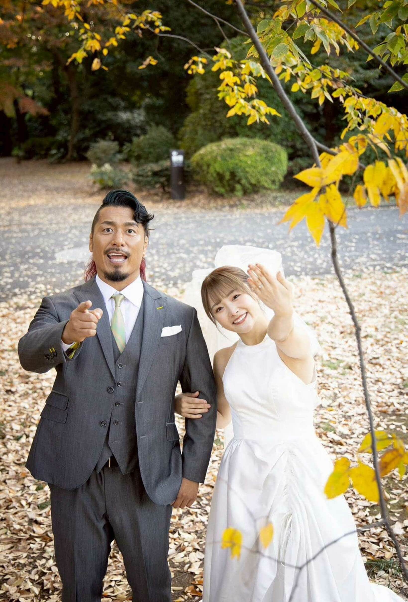 結婚を明かした鷹木信悟（左）となつぽい（本人提供）