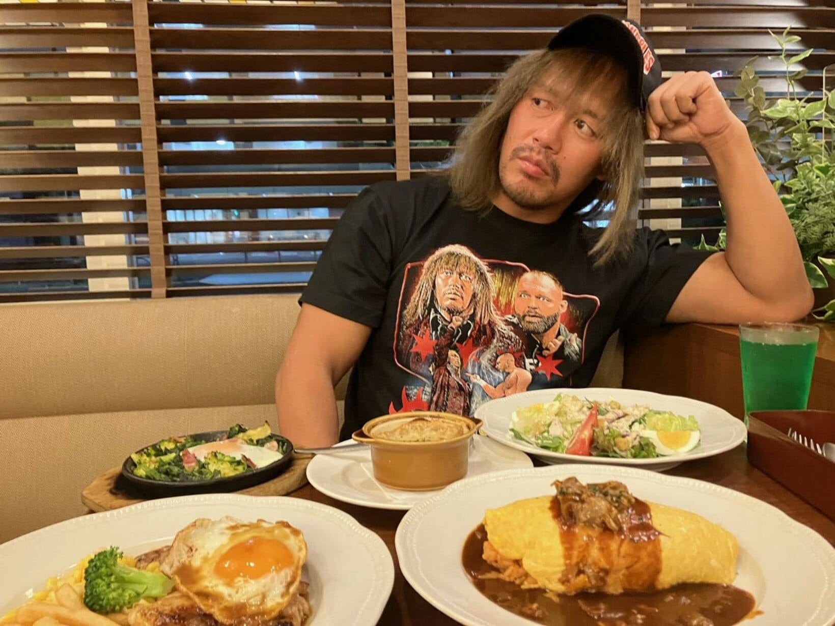 ファミレスでくつろぐ内藤哲也