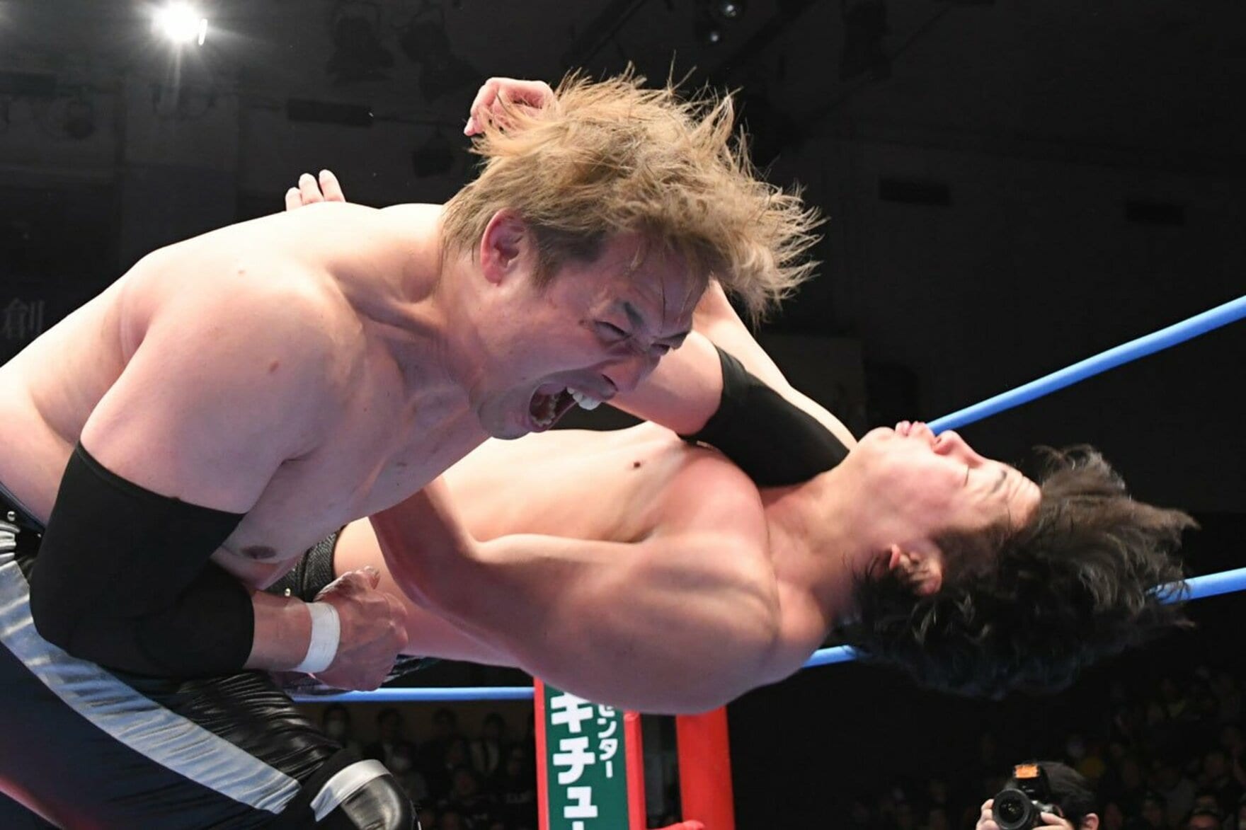 渾身のラリアートで安齊勇馬(右)を仕留めた潮崎豪