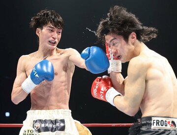 金子晃大にパンチを浴びせる大久保琉唯（左）