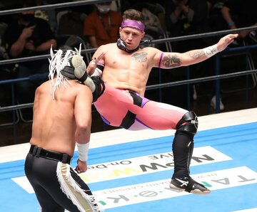  デスペラード(左)の側頭部を狙うロビー