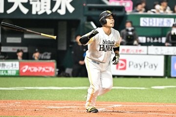 今季１号を放つ近藤健介