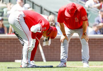  左足甲を気にする大谷（左）（ロイター＝USA TODAY Sports）