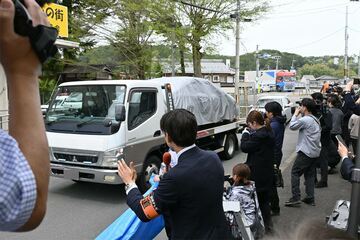 搬送される安達優季容疑者の車