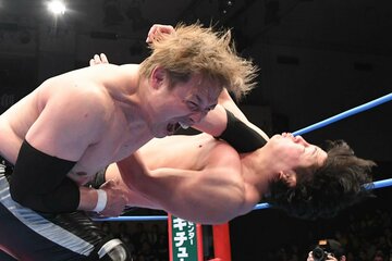 渾身のラリアートで安齊勇馬(右)を仕留めた潮崎豪