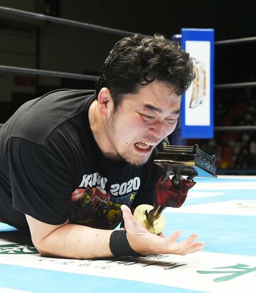  真っ黒になったトロフィーを見て、顔をしかめる矢野通