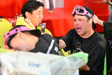ビールかけで「オラオラモード」だった阪神・伏見寅威(右)
