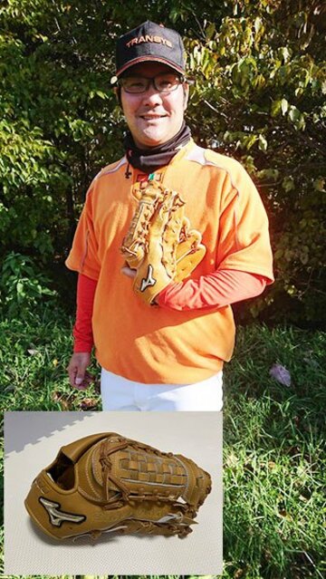  選手兼任コーチとして奮闘する本間さん。囲み写真は斎藤から贈られたグラブ（提供写真）