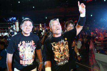引退試合後、笑顔で会場のファンの声援に応える天山広吉(手前右)