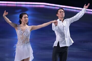 村元哉中（左）と高橋大輔