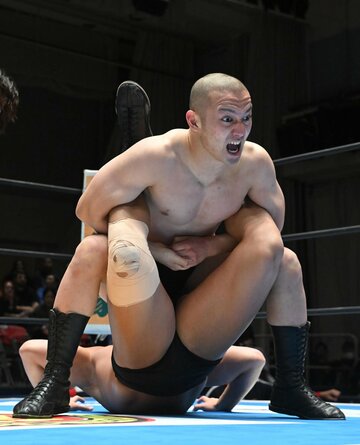 松本達哉（下）を攻める中原大誠