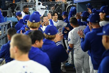 本塁打を放ちチームメイトに祝福される大谷翔平