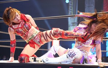  中野たむ(右)の顔面を容赦なく蹴りつける朱里（東スポWeb）