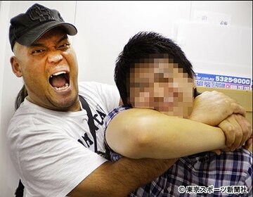 ８年ぶりＶのために開発した「アナコンダマックス」を披露する天山