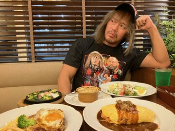 ファミレスでくつろぐ内藤哲也