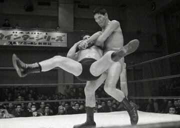  プロレス後楽園初進出のメインでヘルナンデスを振り回す馬場（東スポWeb）