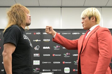 内藤哲也（左）と拳王