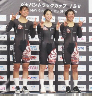 表彰された垣田真穂(左)、内野艶和(中)、池田瑞紀