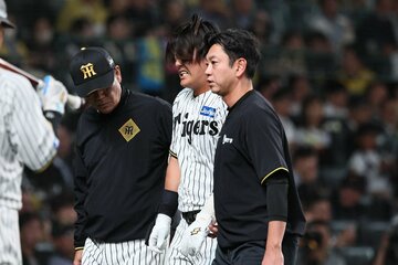 死球を受けて交代した前川右京