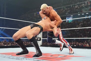 グンター(左)にクロスローズを決めるコーディ・ローデス(©WWE)