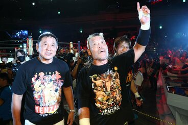 引退試合後、笑顔で会場のファンの声援に応える天山広吉(手前右)
