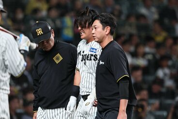 死球を受けて交代した前川右京