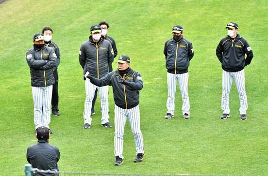  秋季練習で指導する井上ヘッド（右）と北川コーチ（左）