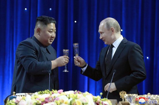 金正恩氏(左)とプーチン大統領が急接近?(ロイター)