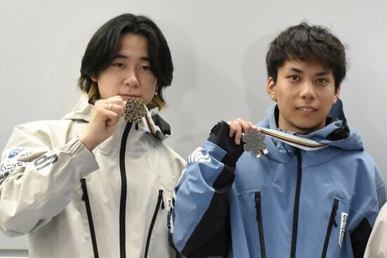 取材に応じる戸塚優斗(左)と平野流佳