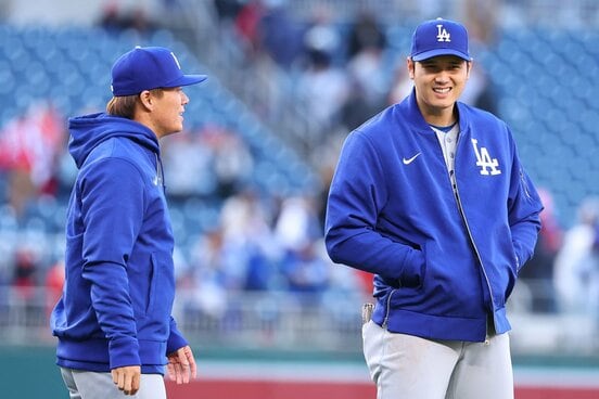 WBC出場のため、今季開幕からのローテ入りは微妙なドジャース・大谷翔平(右)と山本由伸