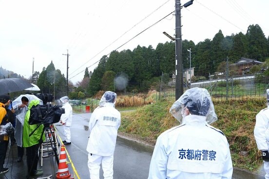 自宅前に規制線を張り警備する警察官