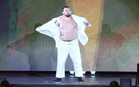 花道を進む前に、柔道着を脱ぎ捨てるウルフアロン